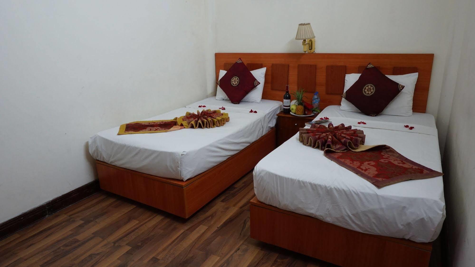 Hanoi Golden Moon Guest House & Travel Buitenkant foto