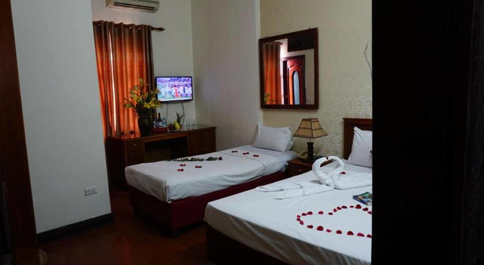 Hanoi Golden Moon Guest House & Travel Buitenkant foto