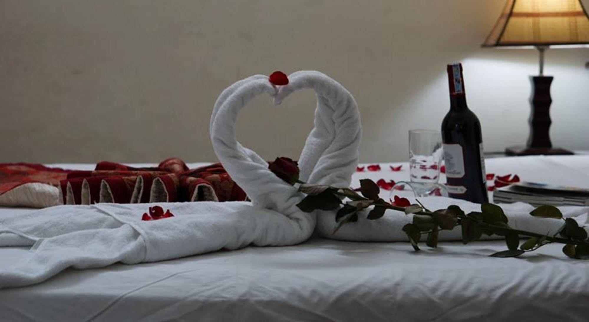 Hanoi Golden Moon Guest House & Travel Buitenkant foto
