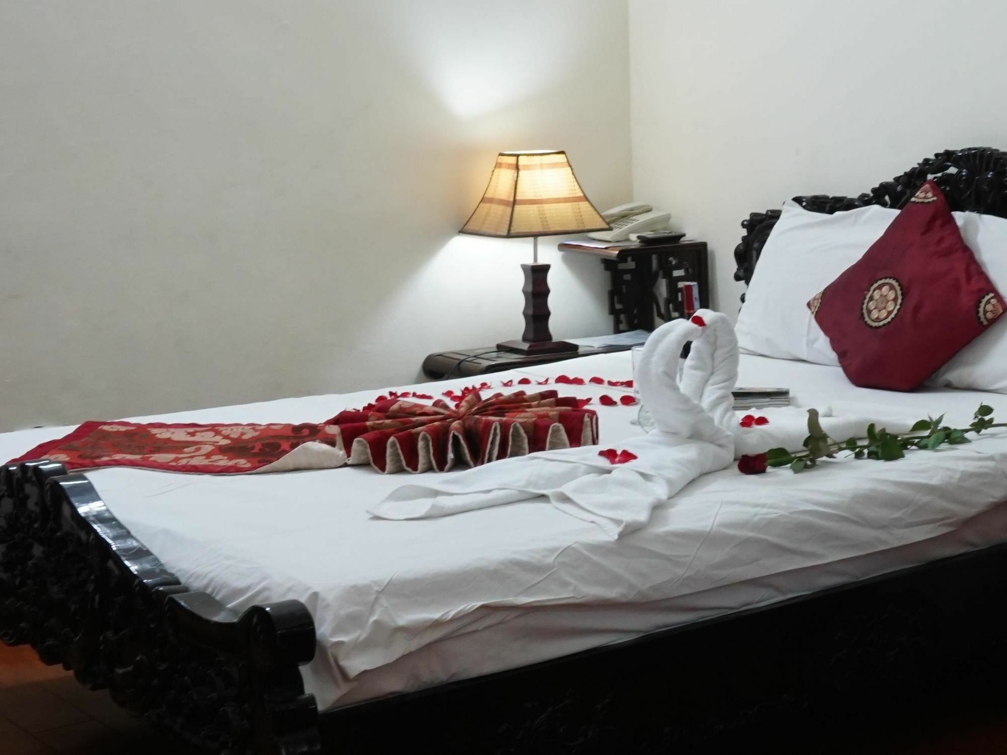 Hanoi Golden Moon Guest House & Travel Buitenkant foto